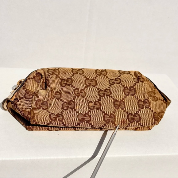 GUCCI
GUCCI 2000S BROWN MONOGRAM COSMETIC POUCH WITH GOLD 💛 ZIPPER PULL
$625 - Picture 10 of 11